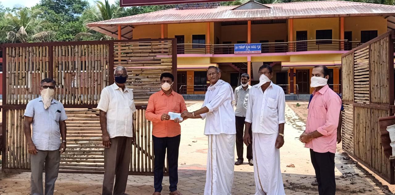 ಶ್ರೀ ಮಹಾಗಣಪತಿ ಸೇವಾ ಟ್ರಸ್ಟ್ ಸೌತಡ್ಕ ಇದರ ವತಿಯಿಂದ ಕೋವಿಡ್-19 ಪರಿಹಾರ ನಿಧಿಗೆ 2 ಲಕ್ಷದ ಚೆಕ್ ಶಾಸಕರಿಗೆ ಹಸ್ತಾಂತರ.