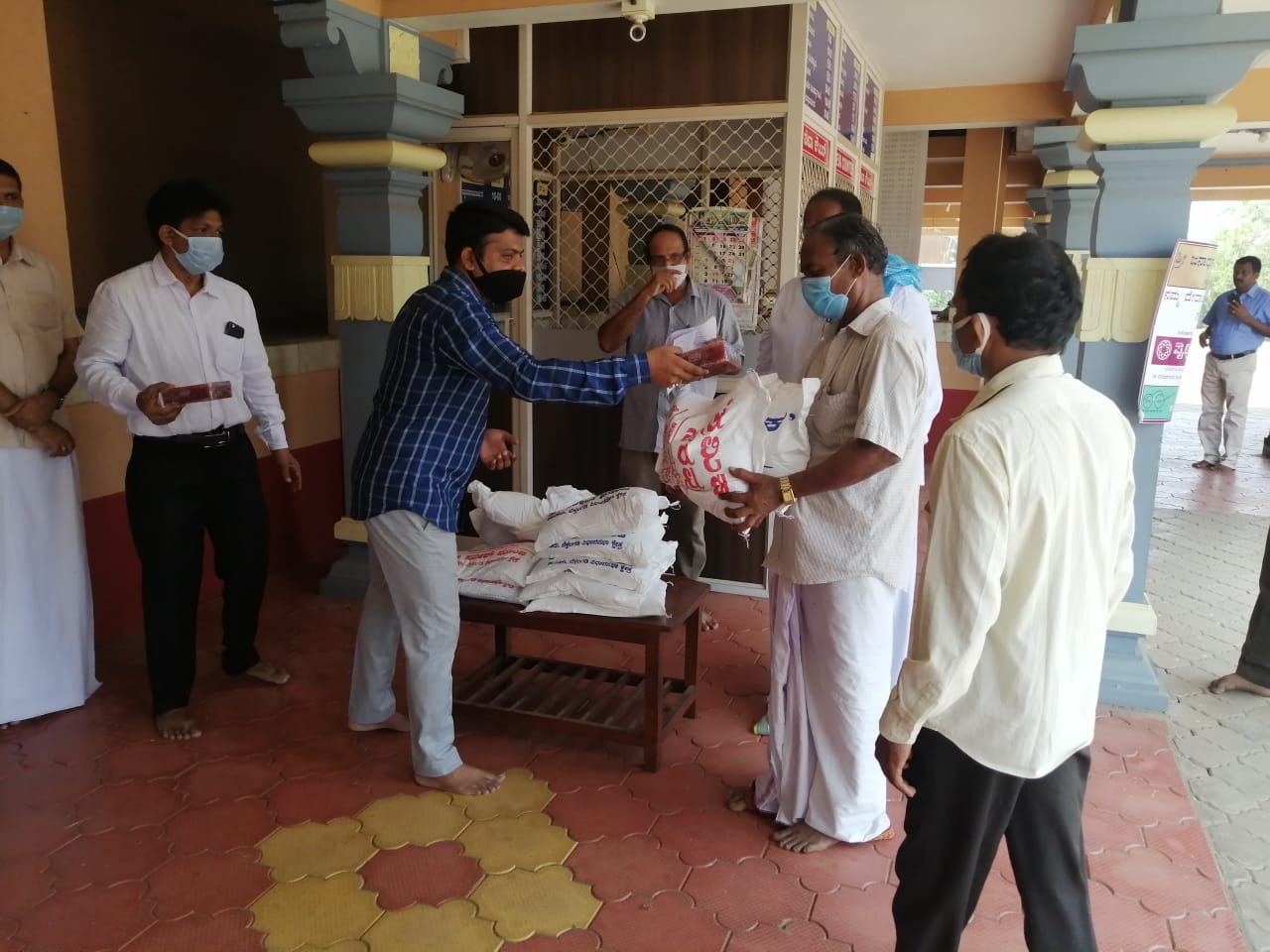 ಯಕ್ಷಗಾನ ಕಲಾವಿದರಿಗೆ ಆಹಾರ ಧಾನ್ಯದ ಕಿಟ್ ವಿತರಣೆ