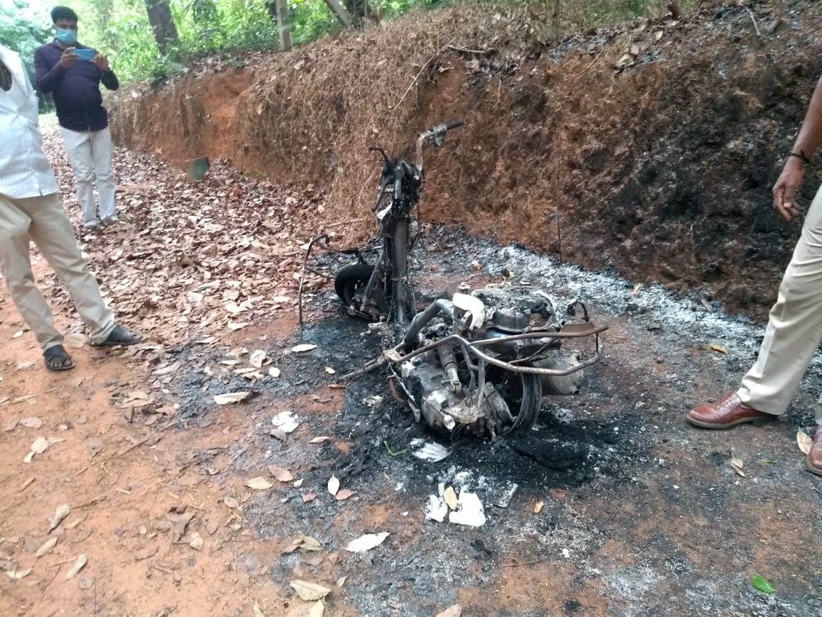 ಬಡಪಾಯಿಯ ದ್ವಿಚಕ್ರವಾಹನ ಬೆಂಕಿಗಾಹುತಿ ವೇಣೂರು ಪೊಲೀಸ್ ಠಾಣೆಯಲ್ಲಿ ಆರೋಪಿ ಅಪ್ಪ-ಮಗನ ಮೇಲೆ ಪ್ರಕರಣ ದಾಖಲು