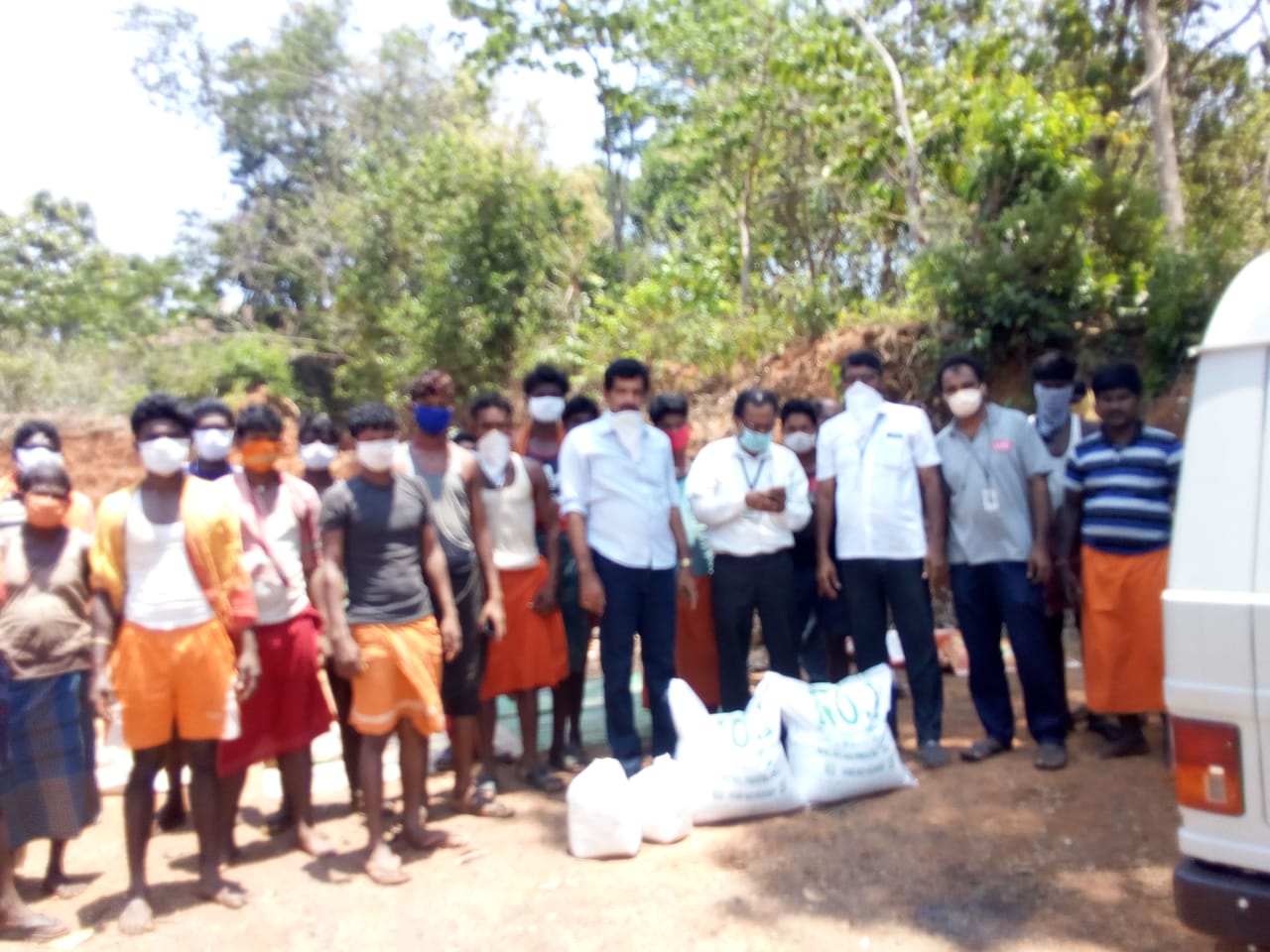 ಬಿಹಾರದ ಕಾರ್ಮಿಕರಿಗೆ ಅಕ್ಕಿ ವಿತರಣೆ-ಹಸಿವಿನ ಬೇಗೆಯಲ್ಲಿ ವೈಯಕ್ತಿಕ ಅಂತರ ಮರೆತ ಬಡಪಾಯಿಗಳು