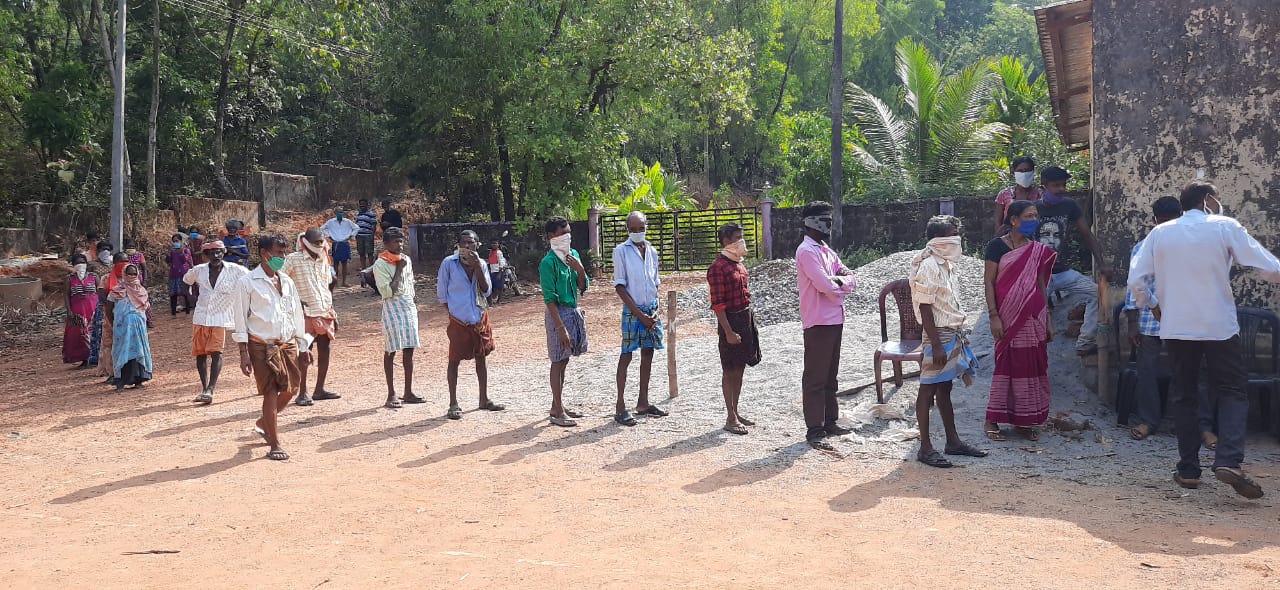 ಆಹಾರ ಪದಾರ್ಥಗಳ ಕಿಟ್ ವಿತರಣೆ ಗಮನ ಸೆಳೆದ ವೈಯಕ್ತಿಕ ಅಂತರ ಜಾಗೃತಿ