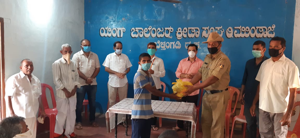 ದಿವ್ಯಾಂಗರ ಕುಟುಂಬಗಳಿಗೆ ಆಹಾರ ಕಿಟ್ ವಿತರಿಸಿದ ಯಂಗ್ ಚಾಲೆಂಜರ್ಸ್ ಮುಂಡಾಜೆ