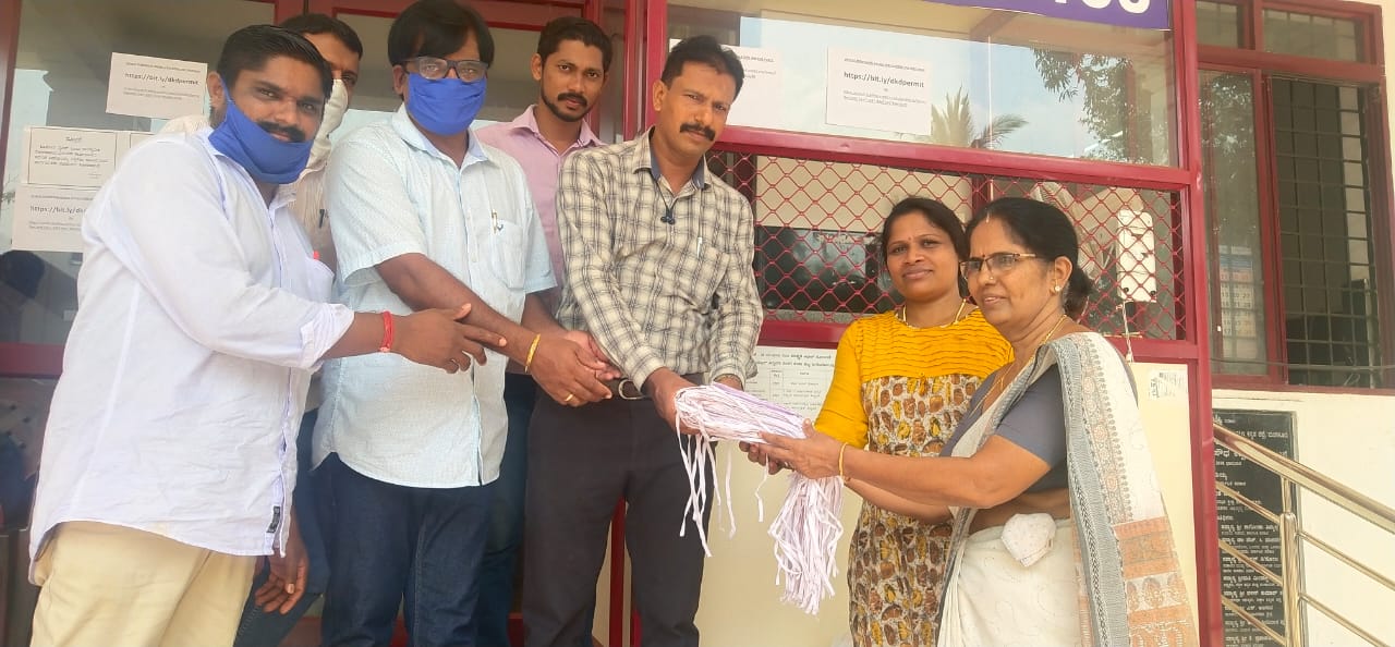 ಯುವತಿ ಮಂಡಲದಿಂದ ಮಾಸ್ಕ್ ಕೊಡುಗೆ