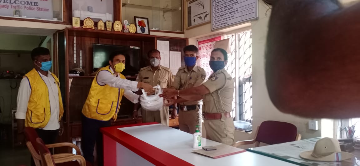 ಕೊರೋನಾ ಸೋಂಕಿನ ವಿರುದ್ಧ ಮುಂಜಾಗ್ರತೆ ಸೇವಾಕಾರ್ಯದಲ್ಲೂ ಮಾಸ್ಕ್ ಧರಿಸಿ ವೈಯಕ್ತಿಕ ಅಂತರ ಕಾಯ್ದ ಲಯನ್ಸ್ ಅಧ್ಯಕ್ಷ ಹಾಗೂ ಕಾರ್ಯದರ್ಶಿ