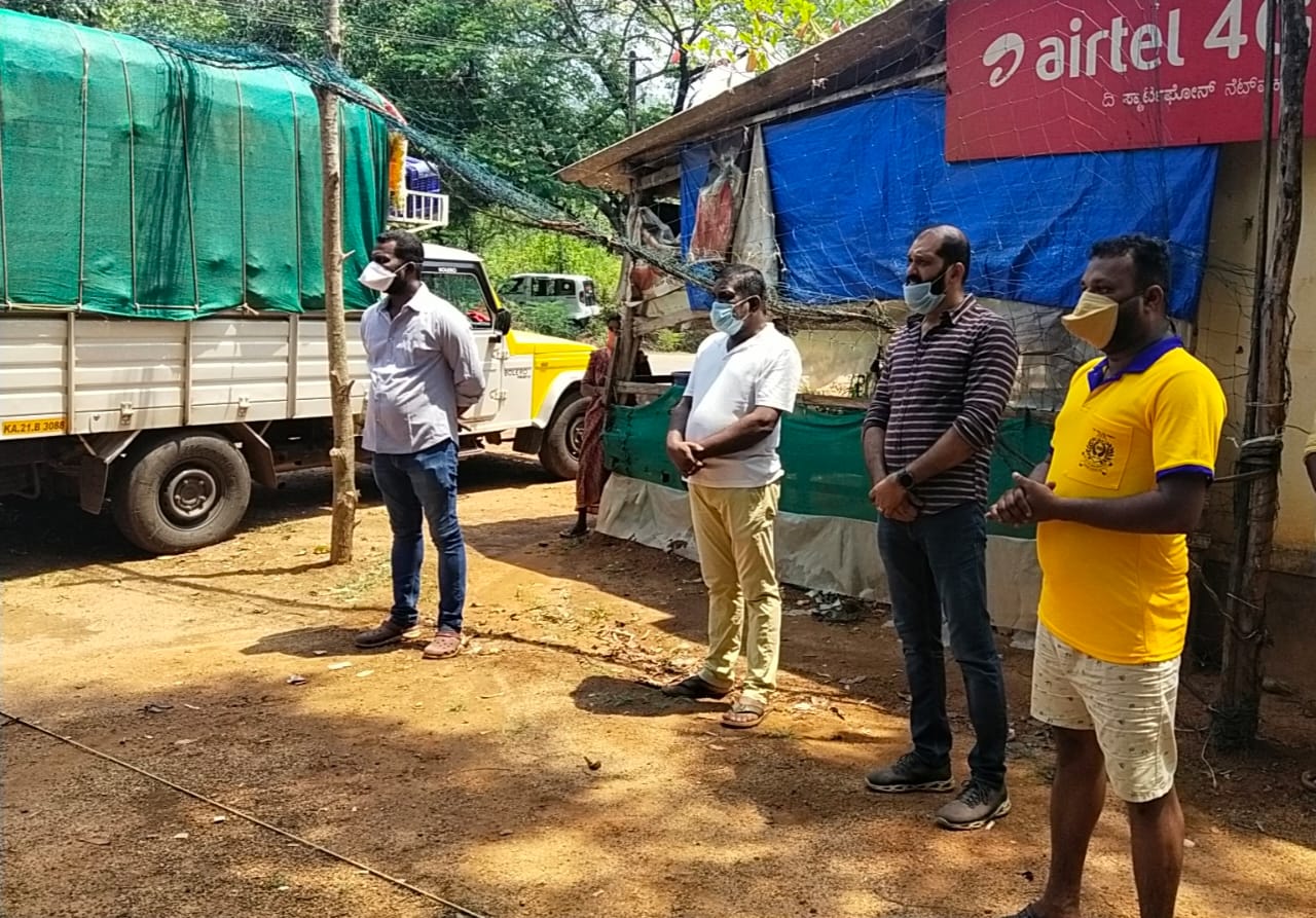 ಲಾಯಿಲ 350 ಕುಟುಂಬಗಳಿಗೆ ತರಕಾರಿ ವಿತರಣೆ ಮಾಸ್ಕ್ ಧಾರಣೆ ಹಾಗೂ ವೈಯಕ್ತಿಕ ಅಂತರ ಕಾಪಾಡಿದ ಸಂಘಟಕರು ಹಾಗೂ ಫಲಾನುಭವಿಗಳು