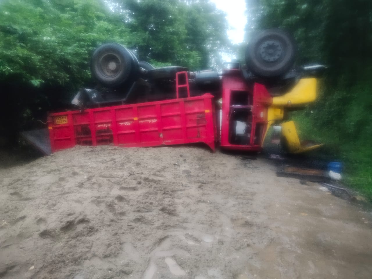 ಅಕ್ರಮ ಮರಳು ಸಾಗಾಟ ಲಾರಿ ಪಲ್ಟಿ