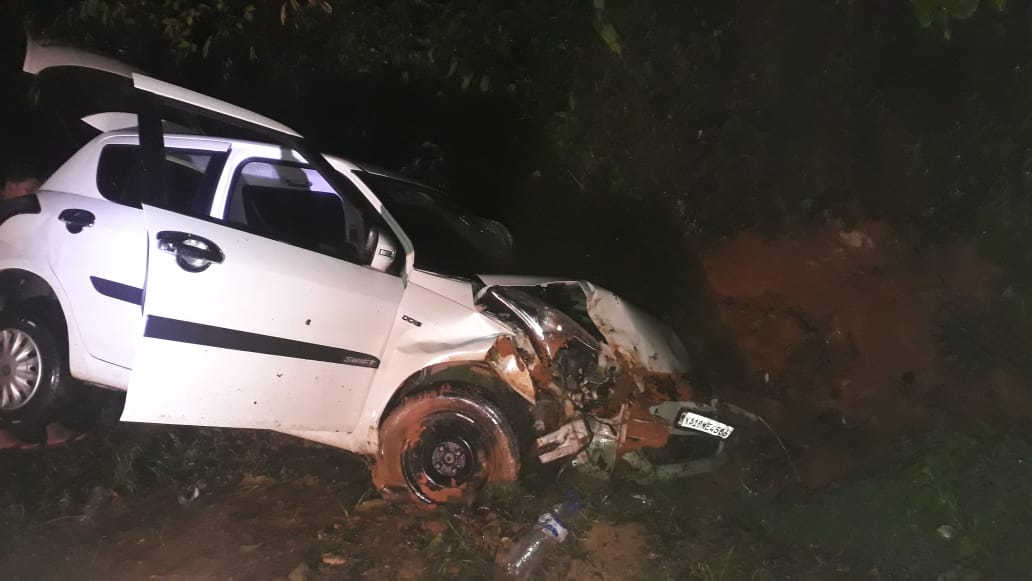 ಕಡ್ಲೆಕಾಯಿ ತಿನ್ನುತ್ತಿರುವ ಕೊಟ್ಟಿಗೆಹಾರ ಪೊಲೀಸರು ; ಚಾರ್ಮಾಡಿ ಘಾಟಿಯಲ್ಲಿ ಸ್ವಿಫ್ಟ್ ಕಾರ್ ಪಲ್ಟಿ