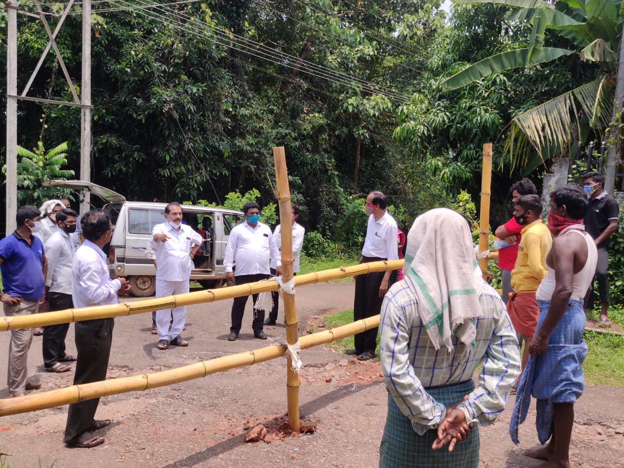 ಕೊರೋನಾ ಸೋಂಕು ತಡೆ ಕಾರ್ಯಕ್ರಮಕ್ಕೆ ವಿಘ್ನ;ಕೋಣ ಕರು ಹಾಕಿತು ಎಂದಾಕ್ಷಣ ಕೊಟ್ಟಿಗೆಯಲ್ಲಿ ಕಟ್ಟು ಎಂದ ಬಂಗೇರ.