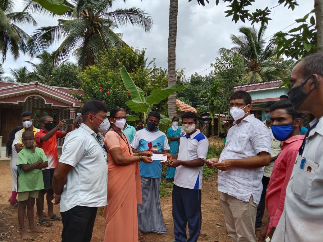 ಉಜಿರೆ: ಕೊರೋನಾ ಮುಕ್ತವಾದ ಕಂಟೊನ್ಮೆಂಟ್ ಝೋನ್-ಸಿಹಿ ಹಂಚಿ ಸಂಭ್ರಮ
