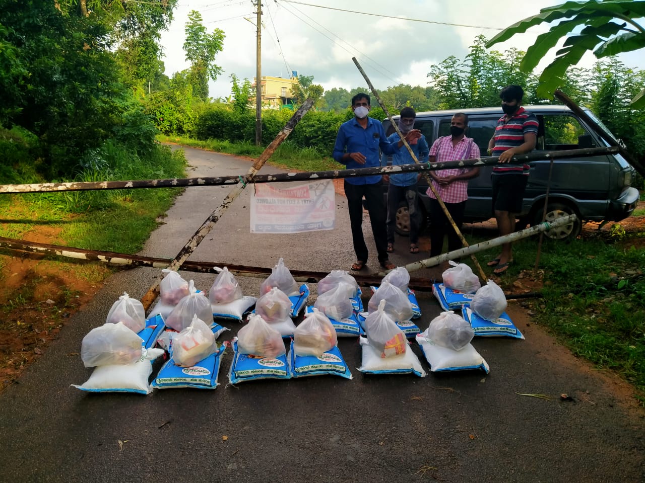 ಬೆಳ್ತಂಗಡಿ ಚರ್ಚ್ ಗುರುಗಳಿಂದ ಪಡ್ಲಾಡಿಯ ಕುಟುಂಬಗಳಿಗೆ ಆಹಾರ ಕಿಟ್ ವಿತರಣೆ
