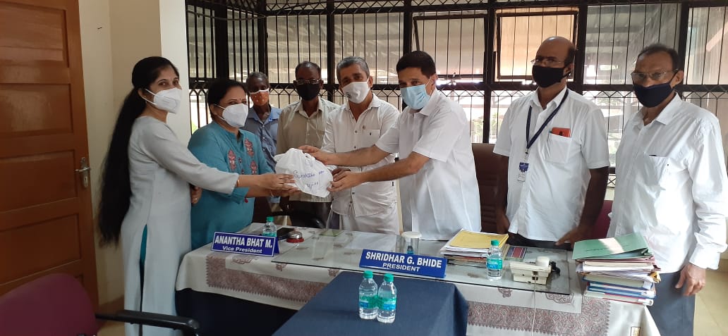 ಉಜಿರೆ ರಬ್ಬರ್ ಸೊಸೈಟಿಯಿಂದ ತಾಲೂಕು ಸರಕಾರಿ ಆಸ್ಪತ್ರೆಗೆ ಆಕ್ಸೀಮೀಟರ್ ಕೊಡುಗೆ