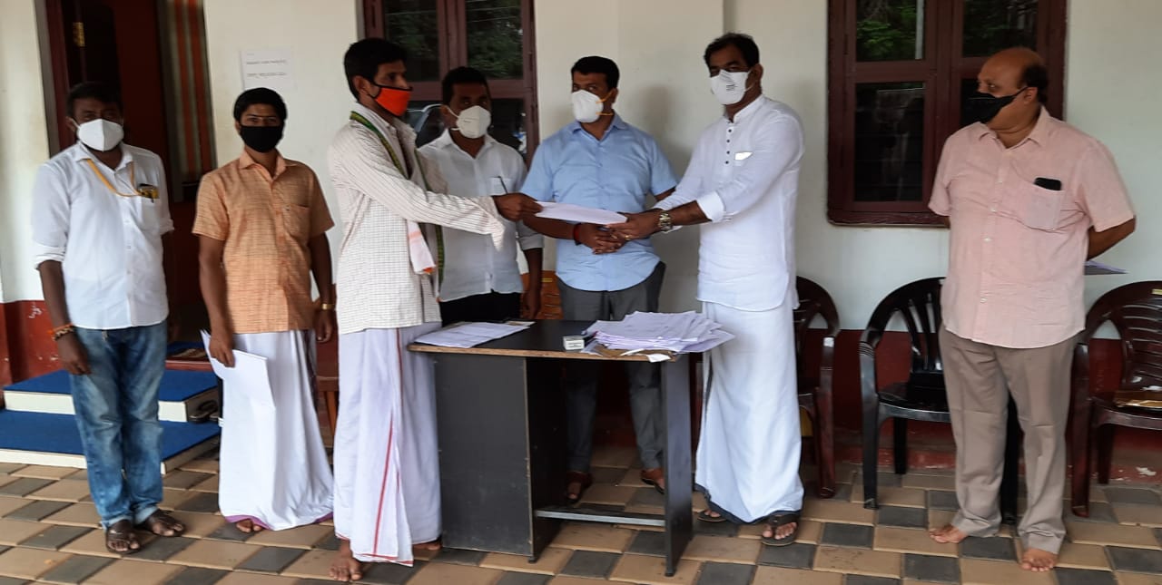 ಅರ್ಚಕರು ಹಾಗೂ ಅಡುಗೆ ಭಟ್ಟರಿಂದ ಸಹಾಯಧನಕ್ಕೆ ಅರ್ಜಿ ಸಲ್ಲಿಕೆ