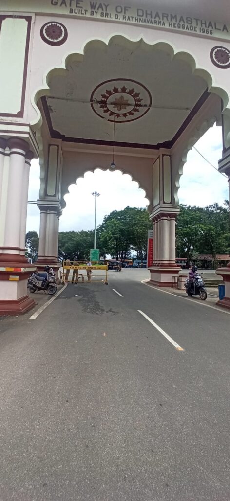 ಧರ್ಮಸ್ಥಳದ ಪ್ರವೇಶದ್ವಾರದಲ್ಲೇ ಪೊಲೀಸ್ ಬ್ಯಾರಿಕೇಡ್