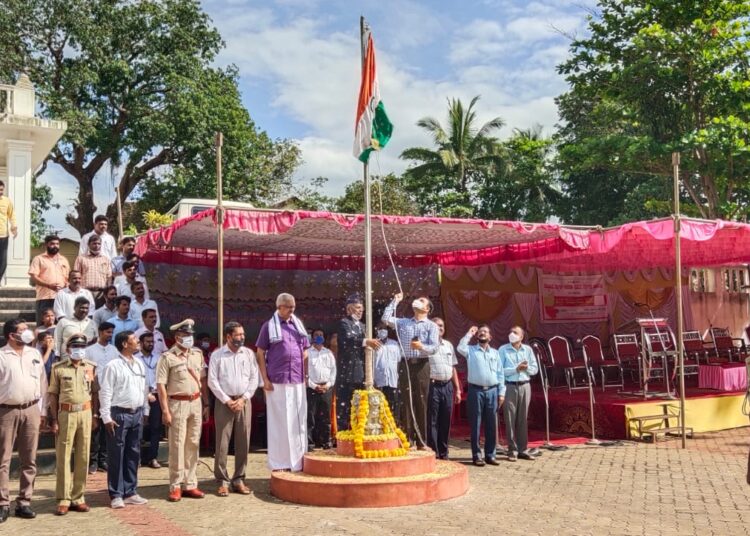 ರಾಜ್ಯೋತ್ಸವ ಆಚರಣೆ ಶಿಷ್ಟಾಚಾರಕ್ಕೆ ಸವಾಲ್ : ಹಸಿದ ಮಕ್ಕಳು ಬರಿಹೊಟ್ಟೆಯಲ್ಲಿ ಮನೆಗೆ