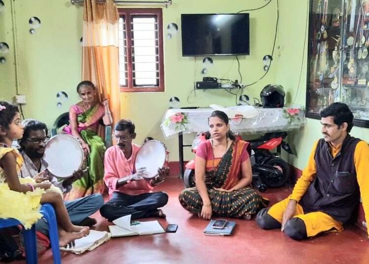 ಹಣತೆ ಹಚ್ಚೋಣ ಬಾ ಬೆಳಕಿಗೆ ಪ್ರೀತಿ ಹಂಚೋಣ ಬಾ ಬದುಕಿಗೆ