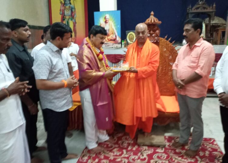 ಗೃಹ ಸಚಿವ ಹಾಗೂ ಸ್ವಾಮೀಜಿಯ ಗುಪ್ತ ಸಮಾಲೋಚನೆ