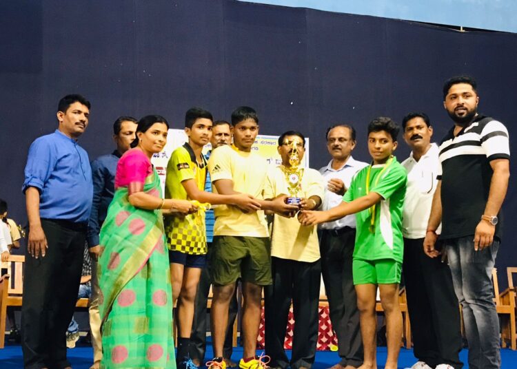 ಶಟ್ಲ್ ಬ್ಯಾಡ್ಮಿಂಟನ್‌ನಲ್ಲಿ ಪ್ರಥಮ