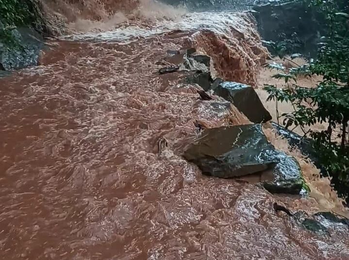 ಭಾರೀ ಮಳೆಗೆ ರಸ್ತೆ ಸಂಚಾರ ಅಸ್ತವ್ಯಸ್ತ