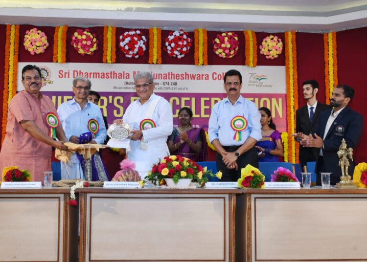 ಉಜಿರೆ ಎಸ್‌ಡಿಎಂ ಕಾಲೇಜಿನಲ್ಲಿ ಎಚಿವರ್ಸ್ ಡೇ ಕಾರ್ಯಕ್ರಮ                                    ವಿದ್ಯಾರ್ಥಿಯು ಪದವಿಗಿಂತ ಮುಂದೆ ಕೈಗೊಳ್ಳುವ ಸಾಧನೆ ಮುಖ್ಯ: ಡಾ.ಹೆಗ್ಗಡೆ