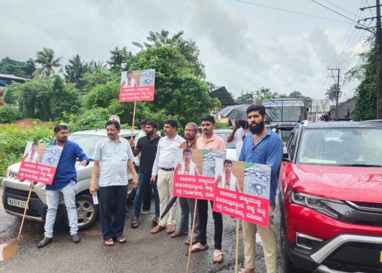 ರಸ್ತೆ ದುರಸ್ತಿಗೆ ಆಗ್ರಹಿಸಿ ರಸ್ತೆ ತಡೆ