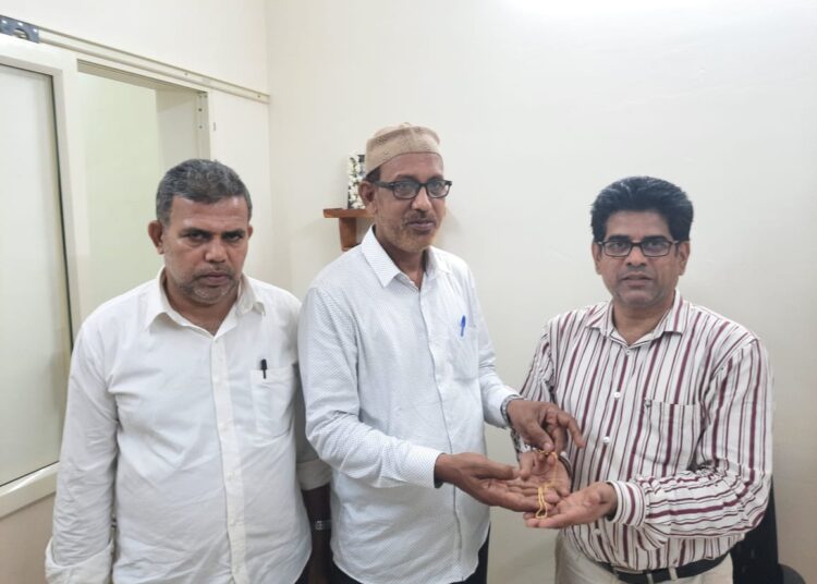 ಬಿದ್ದು ಸಿಕ್ಕಿದ ಚಿನ್ನದ ಸರ ವಾರೀಸುದಾರಿಗೆ ಹಸ್ತಾಂತರ