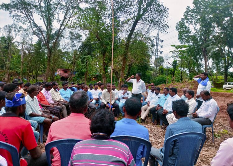 ಅತಿಕ್ರಮಿತ ಡಿಸಿ ಮನ್ನಾ ಜಮೀನಿನಲ್ಲಿಯೇ ಪ್ರತಿಭಟನಾ ಸಭೆ