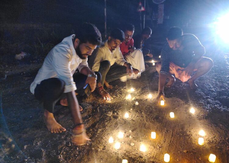 ರಸ್ತೆ ರಿಪೇರಿಗೆ ಕೊಡೆ ಹಿಡಿಯಬೇಕಾಗಿಲ್ಲ – ರಸ್ತೆ ಗುಂಡಿಯಲ್ಲಿ ದೀಪ ಬೆಳಗಿ ವಿನೂತನ‌ ಪ್ರತಿಭಟನೆ