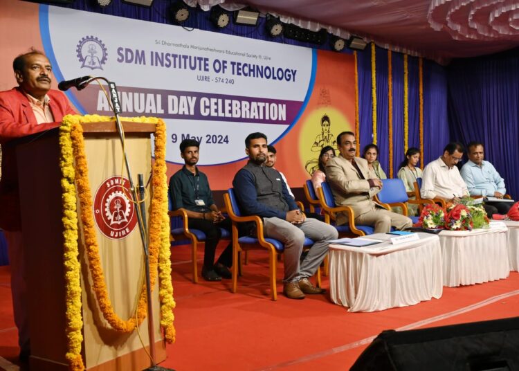 ‘ವಿದ್ಯಾರ್ಥಿಗಳು ಸಾಧನೆಯ ಮೂಲಕ ನಾಡಿಗೆ ಕೀರ್ತಿ ತರಬೇಕು’