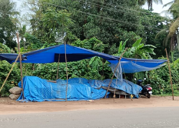 ಹೆದ್ದಾರಿಯಲ್ಲೊಂದು ಅನಧಿಕೃತ ಡೇರೆ