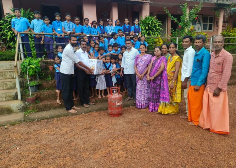 ಪಿಲಿಗೂಡು ಶಾಲೆಗೆ ಮಿಕ್ಸಿ, ಗ್ಯಾಸ್ ಸಿಲಿಂಡರ್ ಹಸ್ತಾಂತರ