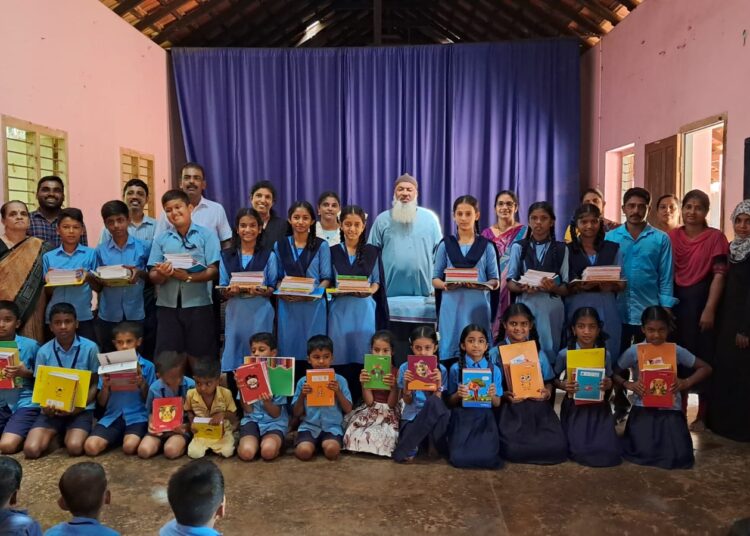 ಉಚಿತ ಪುಸ್ತಕ ವಿತರಣೆ