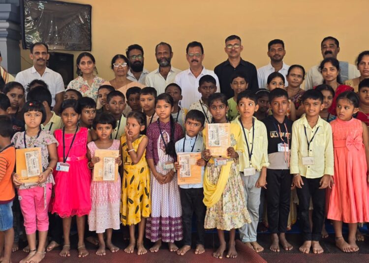 ಗ್ರಾಮೀಣ ಶಾಲಾ ವಿದ್ಯಾರ್ಥಿಗಳಿಗೆ ಪುಸ್ತಕ ವಿತರಣೆ