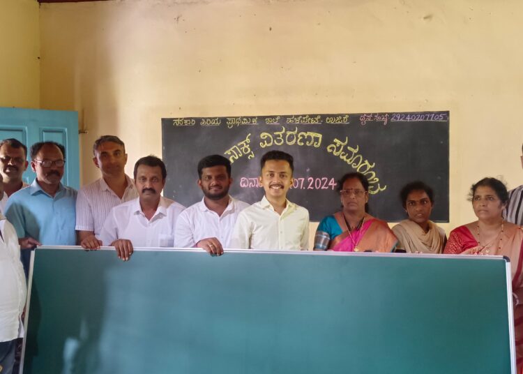 ಪತ್ರಕರ್ತರ ಸಂಘದಿಂದ ಶಾಲೆಗೆ ಗ್ರೀನ್ ಬೋರ್ಡ್ ಹಸ್ತಾಂತರ