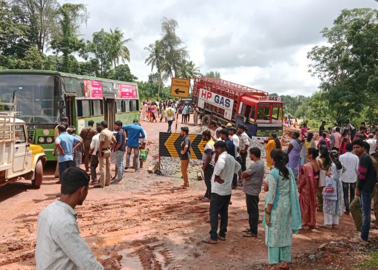 ರಸ್ತೆ ಮಧ್ಯೆ ಕೆಟ್ಟು ನಿಂತ ಬಸ್: ಸಂಚಾರ ಅಸ್ತವ್ಯಸ್ತ