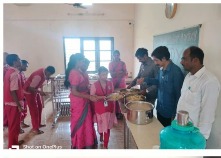 ಸೈಂಟ್ ಮೇರಿಸ್ ವಿಶೇಷ ಮಕ್ಕಳ ಶಾಲೆ  ಮಧ್ಯಾಹ್ನದ ಊಟ ವಿತರಣೆ