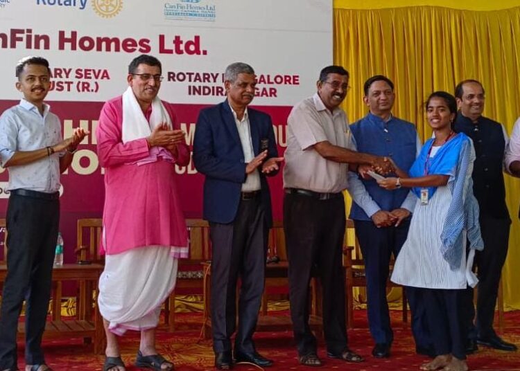 ಬೆಳ್ತಂಗಡಿ ರೋಟರಿ ಕ್ಲಬ್ ವತಿಯಿಂದ  ವಿದ್ಯಾರ್ಥಿಗಳಿಗೆ  ವಿದ್ಯಾರ್ಥಿ ವೇತನ ವಿತರಣೆ