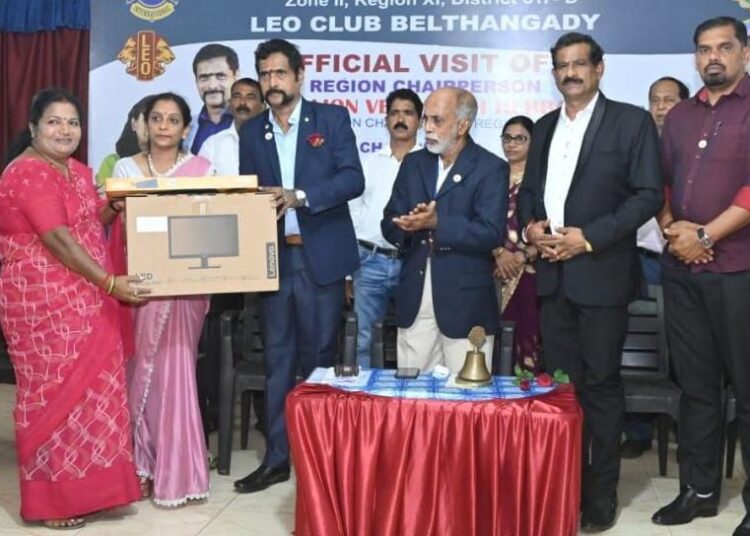 ಕಾಪಿನಡ್ಕ ಶಾಲೆಗೆ ಕಂಪ್ಯೂಟರ್ ಕೊಡುಗೆ.