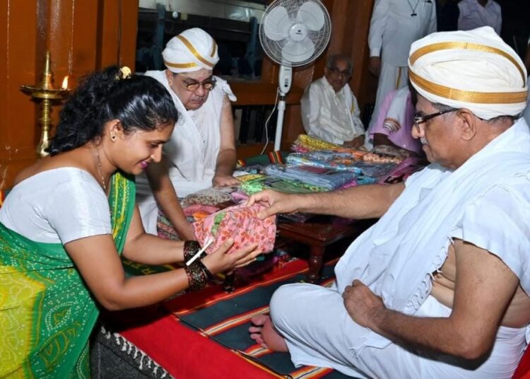 ಧರ್ಮಸ್ಥಳದಲ್ಲಿ ಸೀರೆ ವಿತರಣೆ