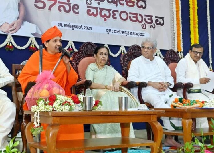 ಹೆಗ್ಗಡೆಯವರಿಂದ  ವಿಶ್ವಮಾನವ ಸಂದೇಶ-ಭಟ್ಟಾರಕಶ್ರೀಗಳು