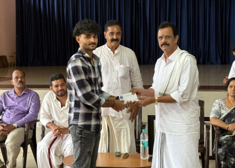 ಸಮವಸ್ತ್ರ ಮತ್ತು ಪ್ರೋತ್ಸಾಹಧನ ವಿತರಣೆ