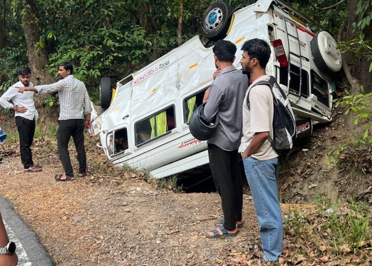 ಚಾರ್ಮಾಡಿ ಘಾಟ್ ನಲ್ಲಿ ಟಿಟಿ ವಾಹನ ಪಲ್ಟಿ