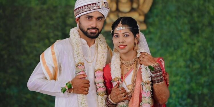 ವಿವಾಹ  ಸಂದರ್ಭದಲ್ಲಿ ನವಜೋಡಿಗಳಿಂದ ದೇಣಿಗೆ ಹಸ್ತಾಂತರ