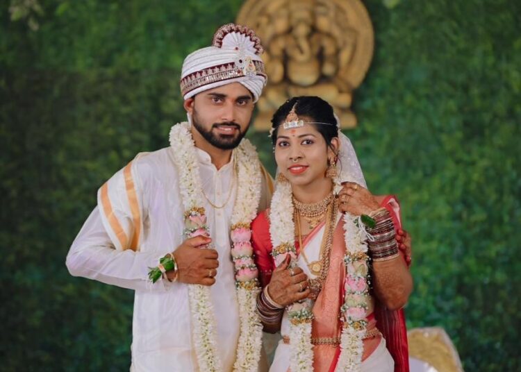 ವಿವಾಹ  ಸಂದರ್ಭದಲ್ಲಿ ನವಜೋಡಿಗಳಿಂದ ದೇಣಿಗೆ ಹಸ್ತಾಂತರ